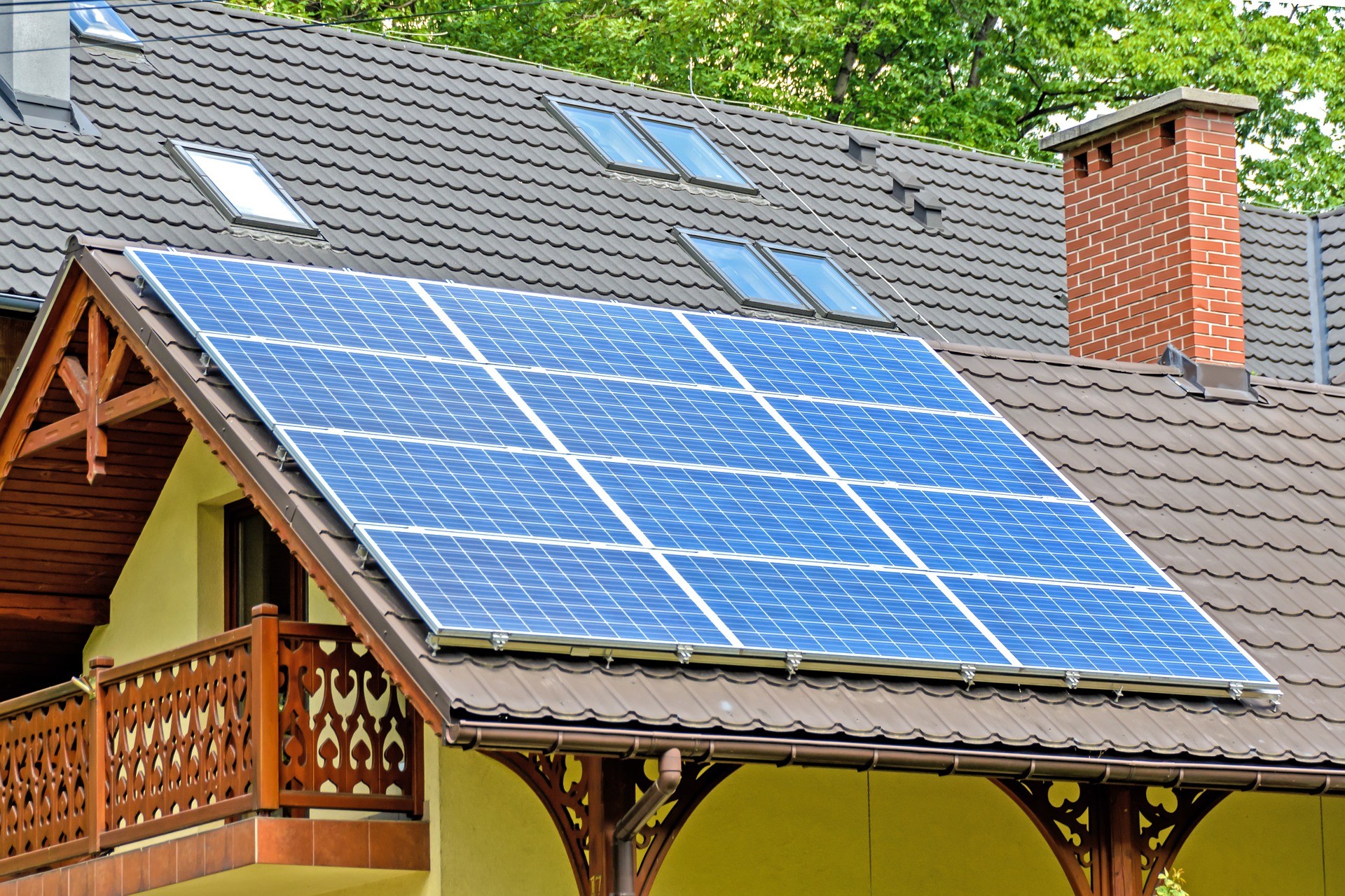 Solarni kolektori na kući upijaju sunčevu energiju